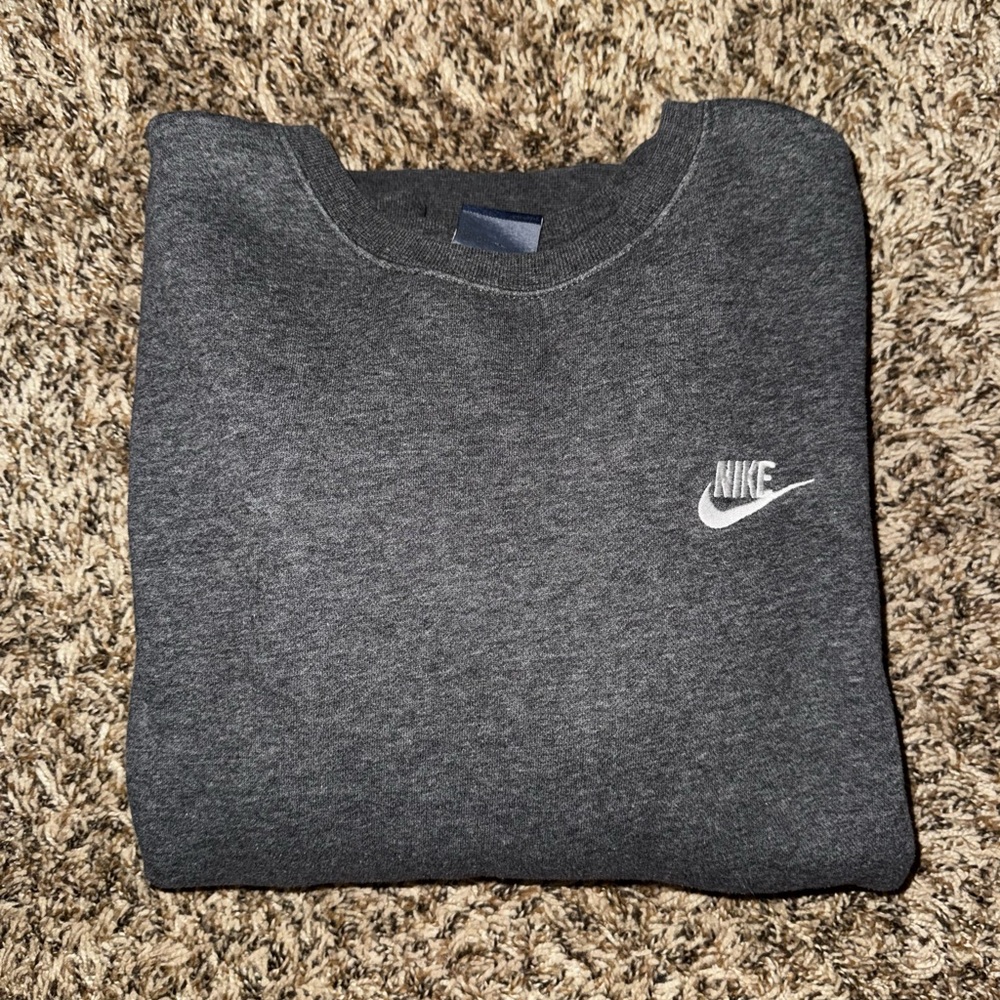 Grey Nike sweater (M/L)